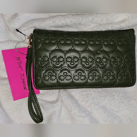 Betsey Johnson Military Green Skull Embroidered Wallet Wristlet - Picture 2 of 3